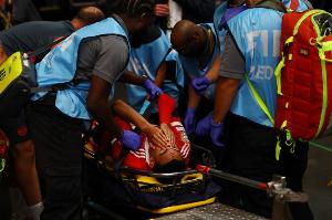 拜仁官方：穆西亚拉手术成功，将伤缺数月