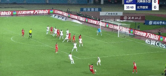 阿奇姆彭乱战中射门,裁判吹罚越位