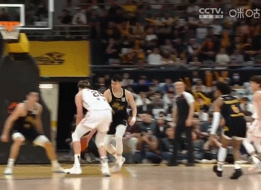 世俱杯冠军投注-CBA开出重磅罚单:周琦肘击对手停赛2场被罚10万